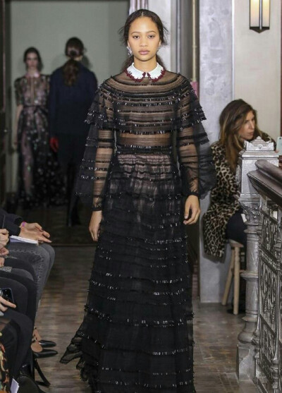 Valentino Pre Fall 2017 ​​
时尚街拍 秀场 模特 时尚博主 婚纱婚礼 新娘造型 礼服 鲜花 花束 捧花 耳环 手链 项链 发饰 高跟鞋 饰品