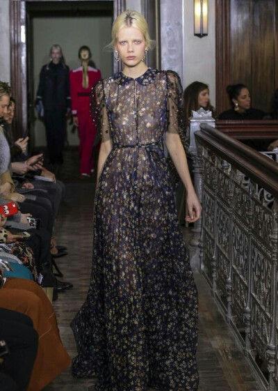 Valentino Pre Fall 2017 ​​
时尚街拍 秀场 模特 时尚博主 婚纱婚礼 新娘造型 礼服 鲜花 花束 捧花 耳环 手链 项链 发饰 高跟鞋 饰品