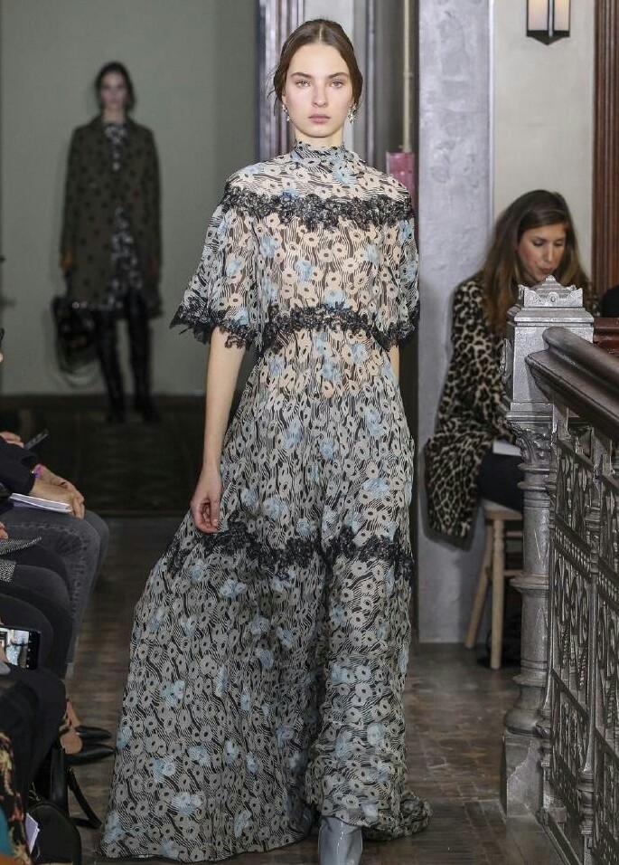 Valentino Pre Fall 2017 ​​
时尚街拍 秀场 模特 时尚博主 婚纱婚礼 新娘造型 礼服 鲜花 花束 捧花 耳环 手链 项链 发饰 高跟鞋 饰品