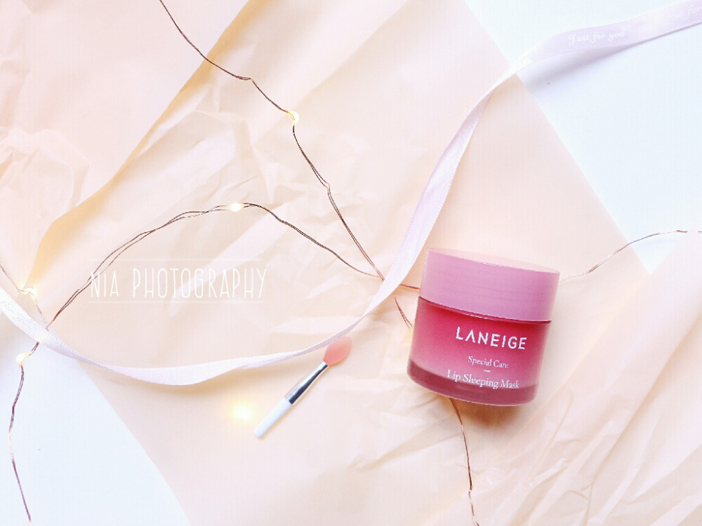 【LANEIGE】
兰芝草莓唇膜。
刚推出就热销断货，最近刚好唇膏快用光了就买来用。特别好用，不吹不黑，滋润度非常高。
感觉能滋润进嘴唇里，不会像一般的唇膏越用越干。
现在我已经完全把她代替我的唇膏来用。