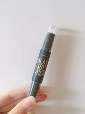 #安利好货#爱丽小屋  pony修容棒   超是我喜欢的Pony推荐的～一头阴影 一头高光。网上教程丰富 很容易就画出立体的妆容。长期戴眼镜 导致虽然我有些山根 但山根处皮肤被镜鼻架遮挡 毫无正常阴影  用它一修  立体的小鼻子就出来啦～  搭配粉底海绵用哟～参考价格：85/支