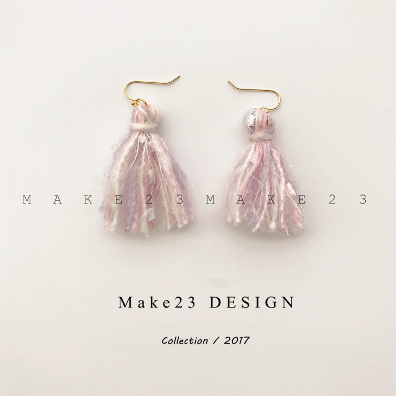 Make23原创设计 2017新品独家日本进口流苏线手作耳环耳饰。Make23手作饰品均由女主人亲自设计与制作，独一无二的气质展现。创作过程耗时耗力，请大家尊重原创，共同探索手作的魅力！
此款耳饰的设计基础配件（耳钉部分、链子部分以及平时我们最容易忽视的连接环部分均是一分钱一分货，不是随便一家可比的）采用日本进口高品质18K包金