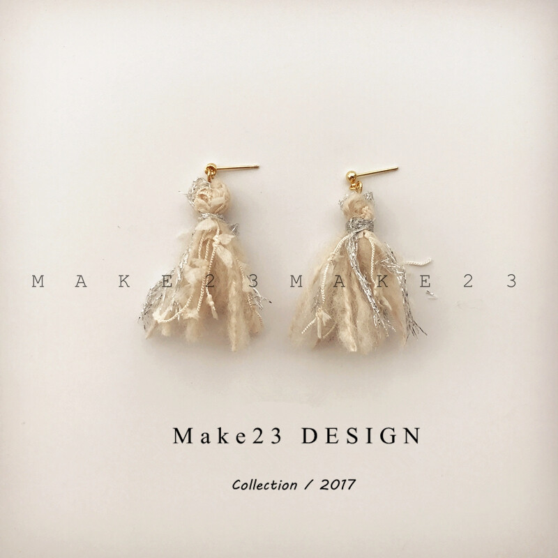 Make23原创设计 2017新品日系进口手作流苏线混色耳环耳钉。
Make23手作饰品均由女主人亲自设计与制作，独一无二的气质展现。创作过程耗时耗力，请大家尊重原创，共同探索手作的魅力！
此款耳饰的设计基础配件（耳钉部分、链子部分以及平时我们最容易忽视的连接环部分均是一分钱一分货，不是随便一家可比的）采用日本进口高品质18K包金