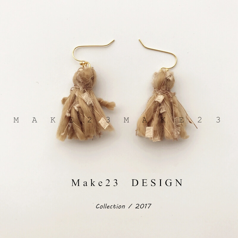 Make23原创设计 2017新品18K包金日系手作流苏线可爱耳环耳饰。
Make23手作饰品均由女主人亲自设计与制作，独一无二的气质展现。创作过程耗时耗力，请大家尊重原创，共同探索手作的魅力！
此款耳饰的设计基础配件（耳钉部分、链子部分以及平时我们最容易忽视的连接环部分均是一分钱一分货，不是随便一家可比的）采用日本进口高品质18K包金