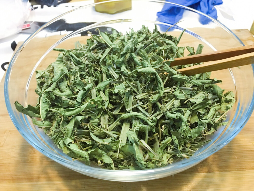 瘦腿茶第四部:将马鞭草.柠檬草.迷迭香进行搅拌，搅拌均匀！