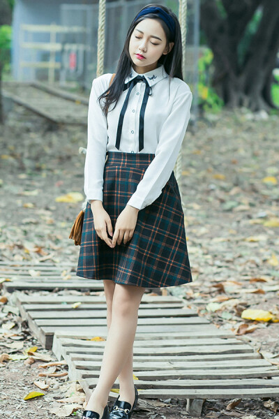 甜美学院风的搭配，白色衬衫领口设计简直美翻了，乖乖学生妹的感觉。