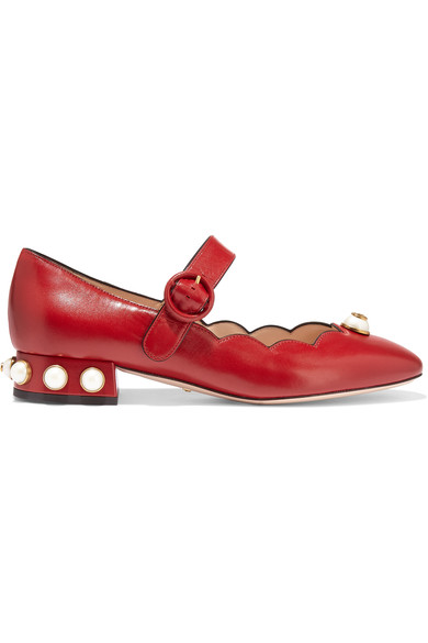 “现代人倾向于展现独特的个人风格，而非一味追随大众流行。”Gucci 创意总监 Alessandro Michele 如此形容品牌的缤纷美学，这款高跟鞋即以亮眼的红色皮革彰显此一精神。鞋身配有扇贝形边饰，可为你勾勒出纤细双足。…