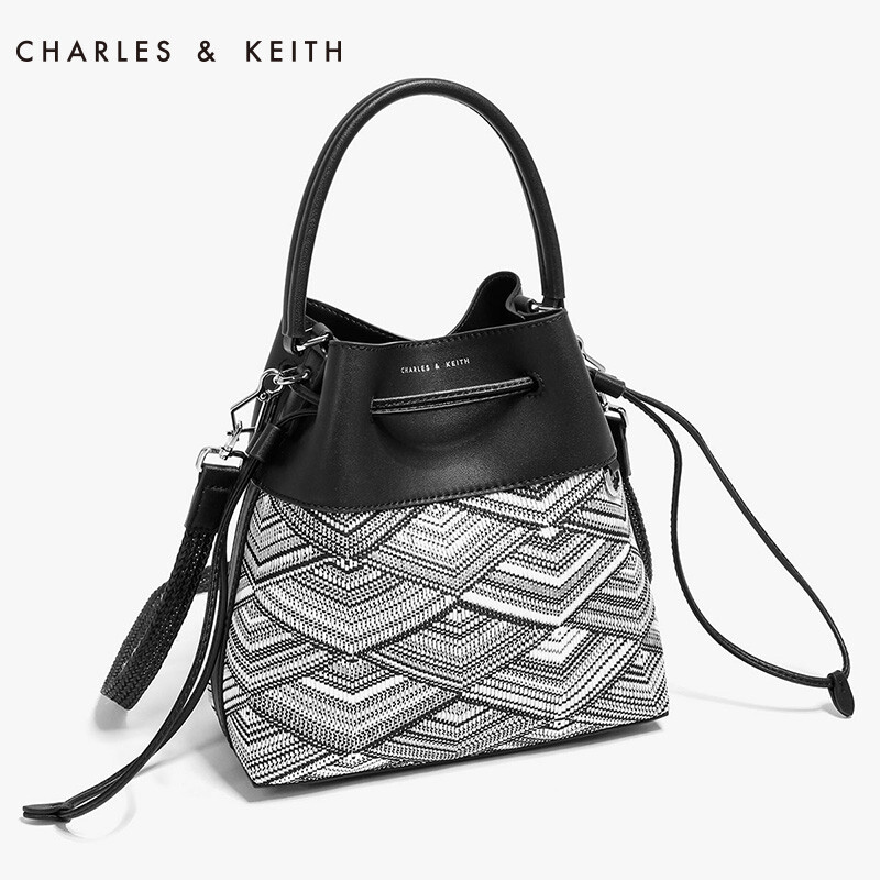 CHARLES&amp;KEITH 单肩包 CK220780315 欧美复古编织抽绳水桶包