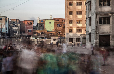  Torsten Andreas Hoffmann拍摄的是被贫穷笼罩的印度孟买街头。他镜头下的建筑完全称不上美，却异常真实。
