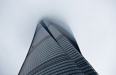 半隐在云层中的上海中心大厦令评委称奇。
