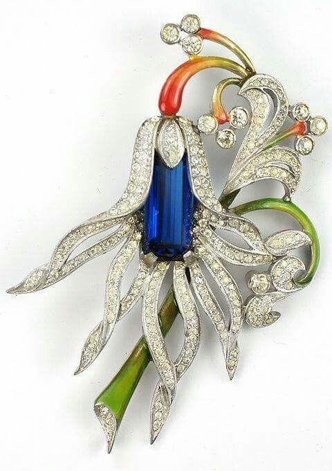 巴洛克（Baroque)，是一种代表欧洲文化的典型艺术风格，来源于葡萄牙语（BARROCO)，意为“不圆的珍珠”，最初特指形状怪异的珍珠。
巴洛克珠宝，指的是具有巴洛克艺风格的珠宝首饰，风靡与17世纪的欧洲。
巴洛克珠宝堪称奢华的珠宝盛宴，巨大的宝石形成一种豪华气派的风格，奢华的钻石、珍珠以及各种珍贵宝石都会被用在巴洛克的珠宝设计上，正好符合宫廷奢侈、浮夸的气势。