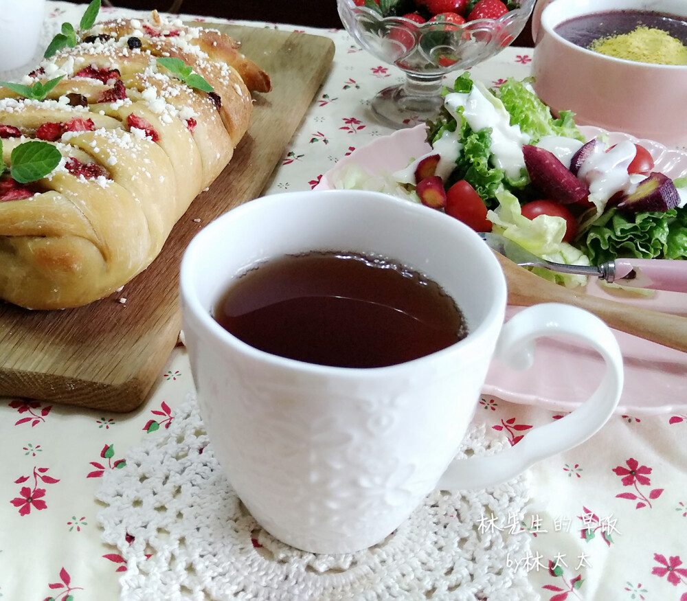 2016.12.24黑米糊+蔬菜沙拉+草莓+红茶+面包夹心蛋