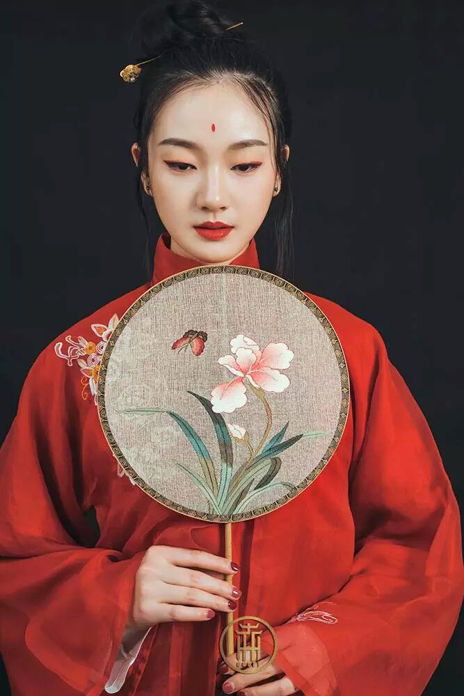 缂丝扇
“一寸缂丝一寸金”，缂丝又称刻丝,是中国丝绸艺术品中的精华，犹如雕琢缕刻且富双面立体感的丝织工艺品，很多人说它是中国的“爱马仕”，奢侈的工艺造就了极致的传世之美。