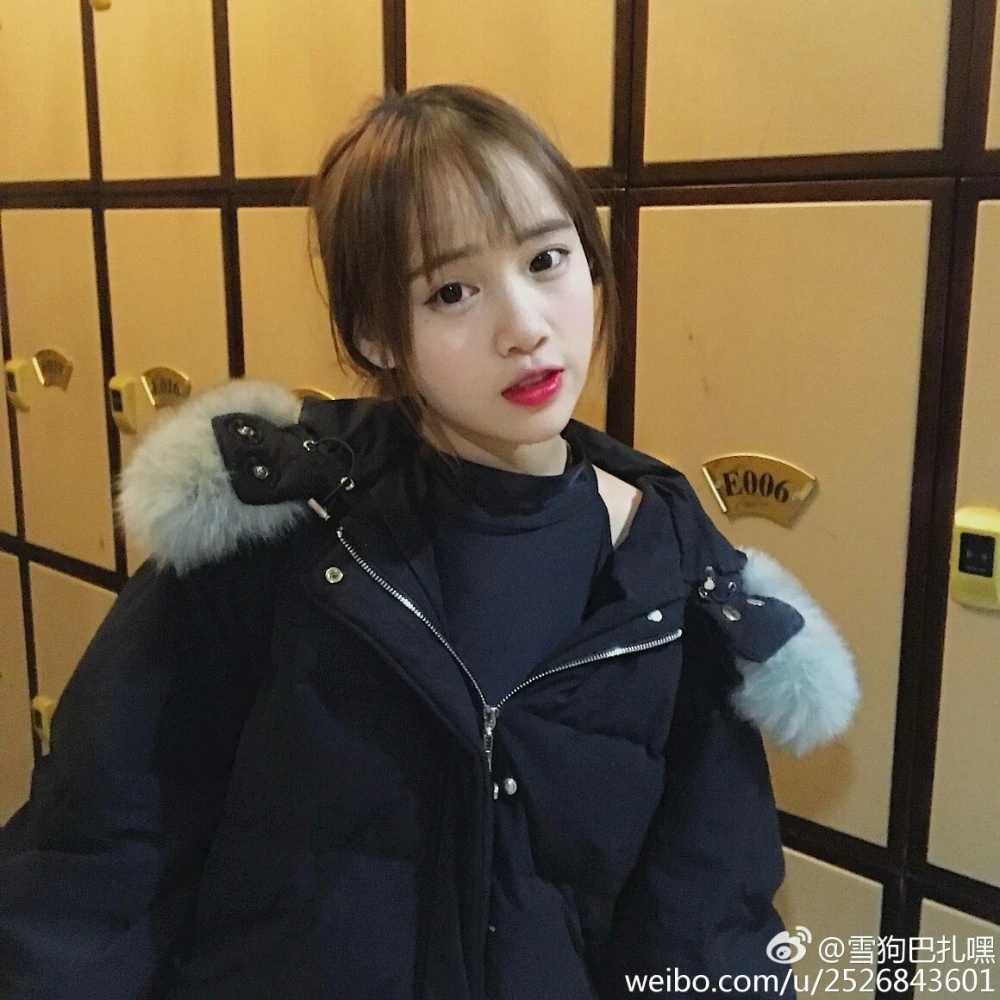 雪狗巴扎嘿这个小女生很美丽