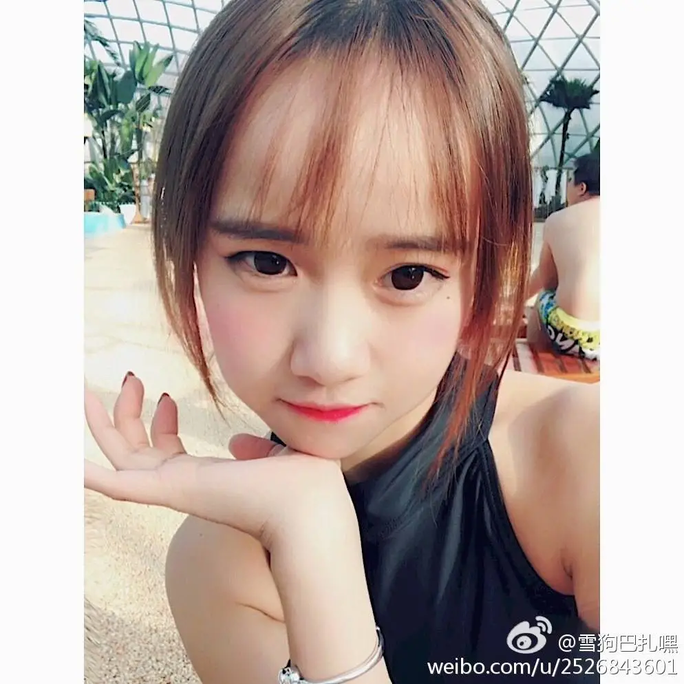 雪狗巴扎嘿这个小女生很美丽