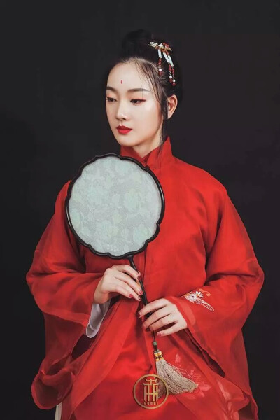 紫光檀花罗扇丨
罗是绫罗绸缎的罗，传统的工艺让罗的质地轻柔通透，檀香木制成檀香扇具有天然的淡淡香气。扇子虽低调的其貌不扬，却应了“轻罗小扇扑流萤”的美感。