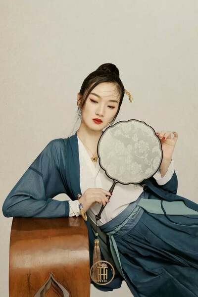 紫光檀花罗扇丨
罗是绫罗绸缎的罗，传统的工艺让罗的质地轻柔通透，檀香木制成檀香扇具有天然的淡淡香气。扇子虽低调的其貌不扬，却应了“轻罗小扇扑流萤”的美感。