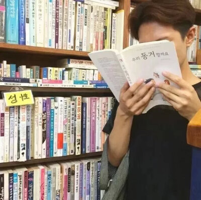一个人坐在动车上，特别冷，不过没关系，还好我的手机发热得厉害。
