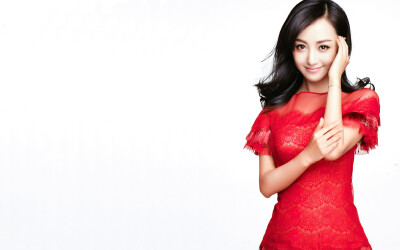 杨蓉红裙写真 喜气传递美好祝福
杨蓉身着复古红衣,挂在脸上的喜气笑容传递出美好祝福。