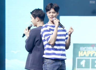 啊啊啊啊啊啊啊啊这张好可爱啊！！！ 皮肤好好啊！新加坡FM的蓝色条纹boy~~~饭拍cr：logo朴宝剑 头像 手机壁纸