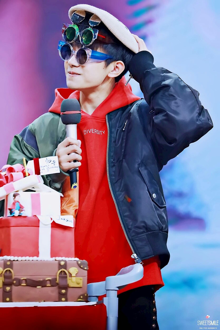 易烊千玺tfboys1128易烊千玺十六岁生日会高清帅气