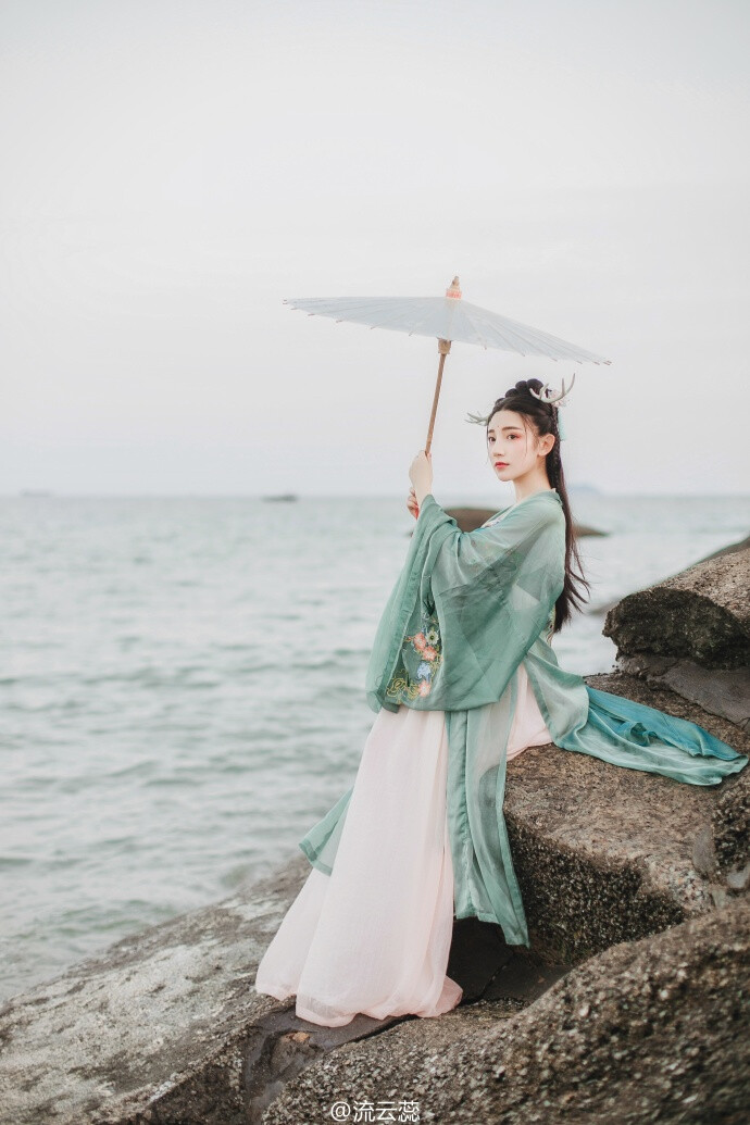 龙吐惊涛潮拍岸，玉泉鱼跃花港湾，身外韶光，心灯依然枯禅参淡。