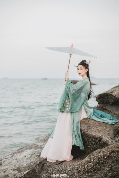 龙吐惊涛潮拍岸，玉泉鱼跃花港湾，身外韶光，心灯依然枯禅参淡。