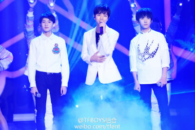 #TFBOYS##早安#对我来说，你是我的不可或缺，对我来说，世间再美，不及你嘴角温柔，对我来说，只要是你都好。早安@TFBOYS组合 ​​​​