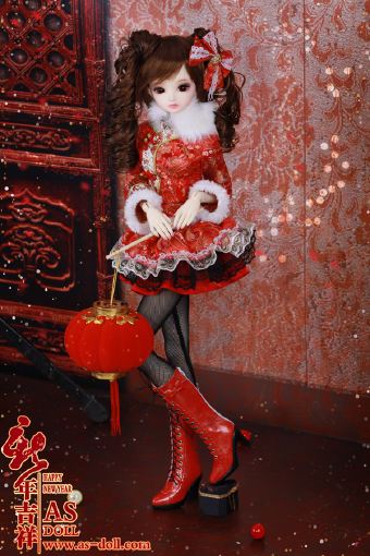 BJD娃娃即球关节娃娃，英文为ball joint doll，这类娃娃的关节处是由球形部分链接起来的。正因为有如此特殊的构造才使得BJD能更生动地展现更丰富的动作和姿态。