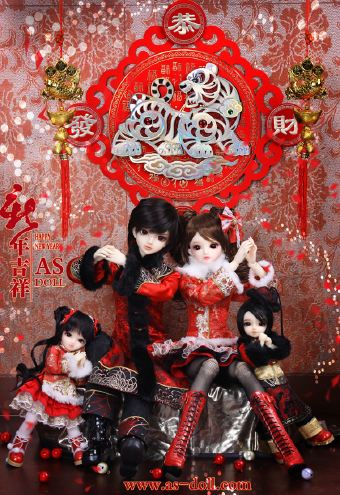 BJD娃娃即球关节娃娃，英文为ball joint doll，这类娃娃的关节处是由球形部分链接起来的。正因为有如此特殊的构造才使得BJD能更生动地展现更丰富的动作和姿态。