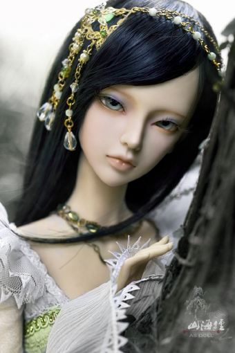 BJD娃娃即球关节娃娃，英文为ball joint doll，这类娃娃的关节处是由球形部分链接起来的。正因为有如此特殊的构造才使得BJD能更生动地展现更丰富的动作和姿态。