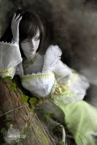 BJD娃娃即球关节娃娃，英文为ball joint doll，这类娃娃的关节处是由球形部分链接起来的。正因为有如此特殊的构造才使得BJD能更生动地展现更丰富的动作和姿态。