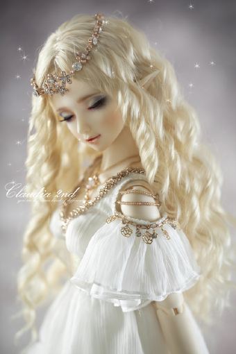 BJD娃娃即球关节娃娃，英文为ball joint doll，这类娃娃的关节处是由球形部分链接起来的。正因为有如此特殊的构造才使得BJD能更生动地展现更丰富的动作和姿态。