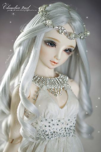 BJD娃娃即球关节娃娃，英文为ball joint doll，这类娃娃的关节处是由球形部分链接起来的。正因为有如此特殊的构造才使得BJD能更生动地展现更丰富的动作和姿态。