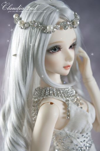 BJD娃娃即球关节娃娃，英文为ball joint doll，这类娃娃的关节处是由球形部分链接起来的。正因为有如此特殊的构造才使得BJD能更生动地展现更丰富的动作和姿态。