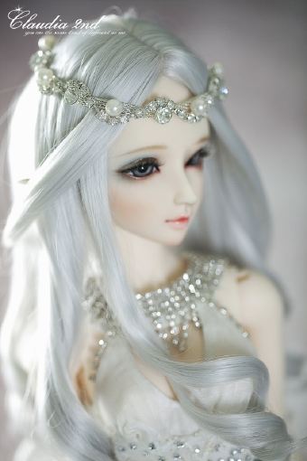 BJD娃娃即球关节娃娃，英文为ball joint doll，这类娃娃的关节处是由球形部分链接起来的。正因为有如此特殊的构造才使得BJD能更生动地展现更丰富的动作和姿态。