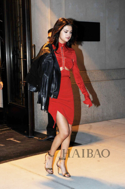 赛琳娜·戈麦斯 (Selena Gomez) 2017年2月14日纽约街拍，身穿纪梵希 (Givenchy) 红色连衣裙搭配吉安维托·罗西 (Gianvito Rossi) 豹纹凉鞋，半披皮衣凹造型。