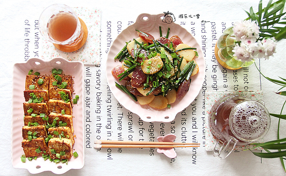 周三早餐：香肠韭苔炒年糕+烤豆腐+红豆薏仁茯苓水。
昨天的大雪，感觉一下子拉回了冬天，早餐也想吃咸的暖暖的！ 