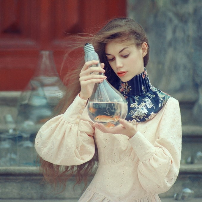 来自乌克兰的摄影师Oleg Oprisco，他喜欢拍摄人物照片，而且喜欢6X6的画幅。他的每幅照片似乎都有着自己的气氛，色调、构图、主题和情感才最终和谐共存于同一幅画面中。明亮干净的画，明媚清新的格调。