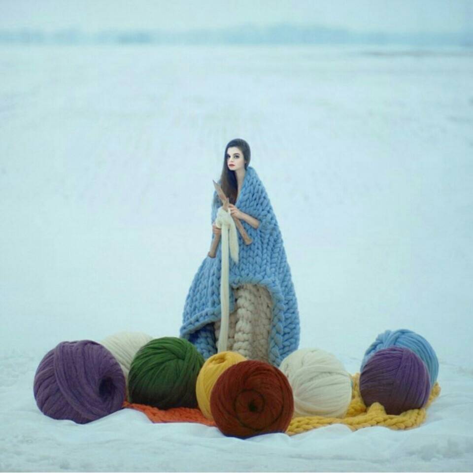 来自乌克兰的摄影师Oleg Oprisco，他喜欢拍摄人物照片，而且喜欢6X6的画幅。他的每幅照片似乎都有着自己的气氛，色调、构图、主题和情感才最终和谐共存于同一幅画面中。明亮干净的画，明媚清新的格调。