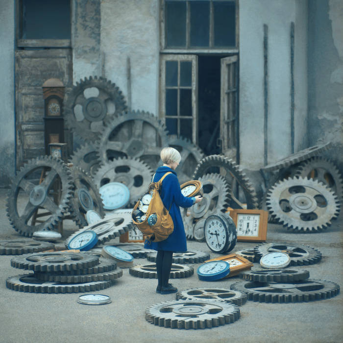 来自乌克兰的摄影师Oleg Oprisco，他喜欢拍摄人物照片，而且喜欢6X6的画幅。他的每幅照片似乎都有着自己的气氛，色调、构图、主题和情感才最终和谐共存于同一幅画面中。明亮干净的画，明媚清新的格调。