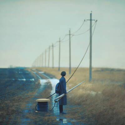 来自乌克兰的摄影师Oleg Oprisco，他喜欢拍摄人物照片，而且喜欢6X6的画幅。他的每幅照片似乎都有着自己的气氛，色调、构图、主题和情感才最终和谐共存于同一幅画面中。明亮干净的画，明媚清新的格调。