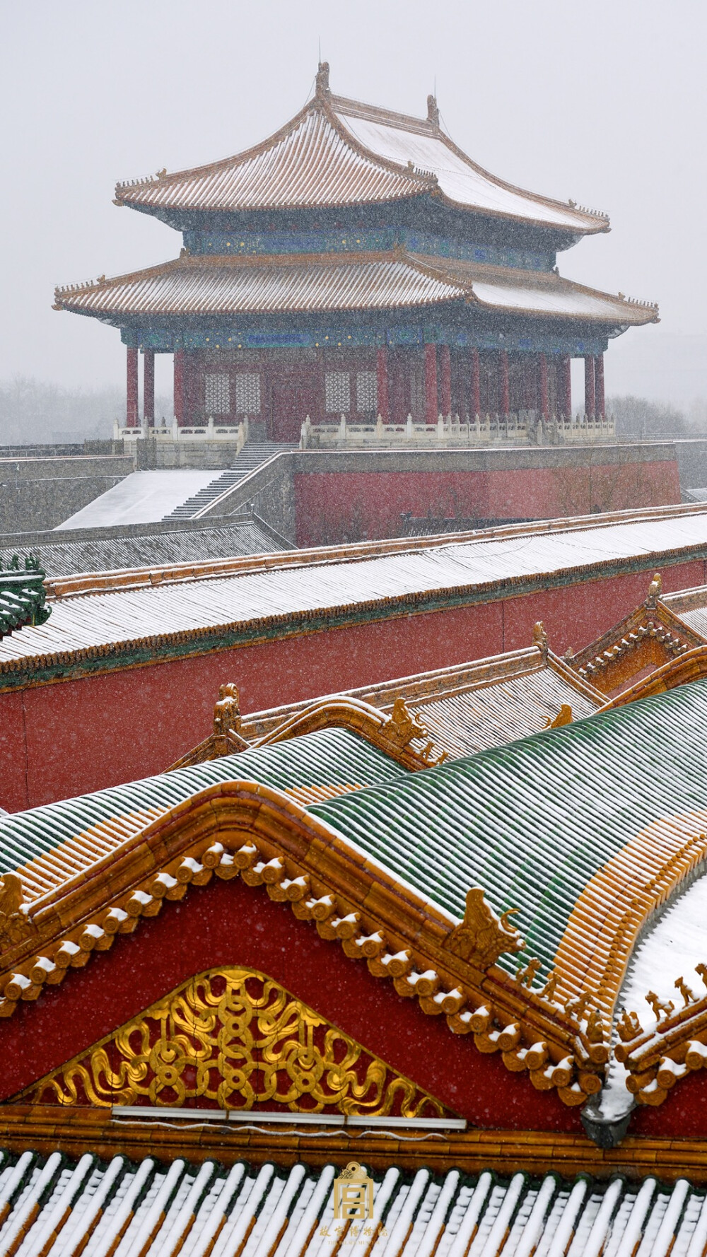 紫禁城【丁酉•初雪】“一夜春寒梦寐清，柳梢梅萼颇关情。山川千里玉为路，楼观半天云满城” 照片取自@故宫博物院