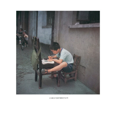 《你好小朋友》
日本摄影师秋山亮二写真作品 80年代的中国 