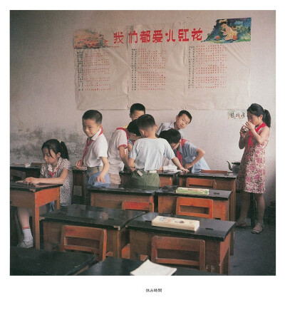 《你好小朋友》
日本摄影师秋山亮二写真作品 80年代的中国 