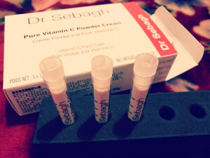 #Dr.Sebagh赛贝格vc粉#前段时间风很大的一款vc粉，已经用了两支，倒出来是粉末，但是可以按压上脸，不粘腻，非常舒服，冲这个是使用感也要继续回购。淡化痘印的效果是肉眼可见的，缺点大概就是怎么在用的时候让粉末不乱飞吧，毕竟我也不想让自己呼吸的空气这么贵【摊手