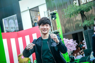 KristPerawat 泰剧一年生 暖暖 阿日学长 Arthit 王慧侦
cr.twitter