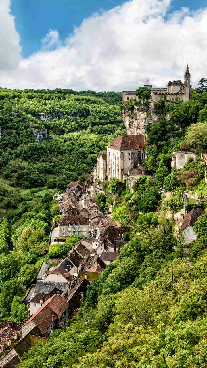 罗卡马杜尔，位于法国西南部，城镇镶嵌在悬崖之上，许多建筑仿佛悬挂一般，景色令人称奇。