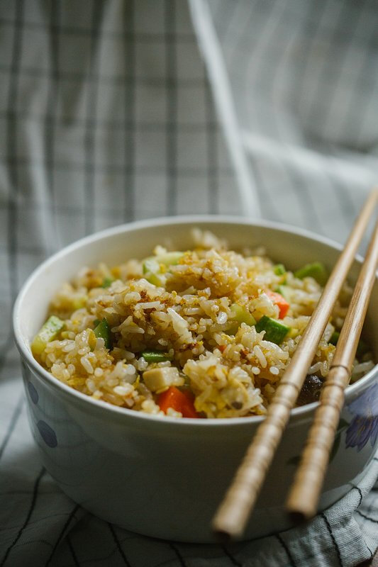 阴寒，似要落雨，简单中饭。