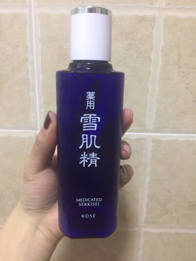 雪肌精化妆水 180ml。保湿一般，美白没有明显感觉。没有觉得酒精味，就是很平常的化妆水的感觉。不会想回购